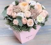 Команда цветочного ателье «Букетная» за сборкой букетов